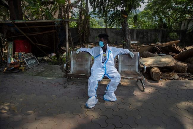 India tops 200,000 dead as virus surge breaks health system